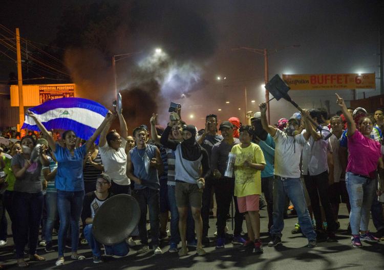 Nicaragüenses queman neumáticos en protesta por las reformas al seguro social